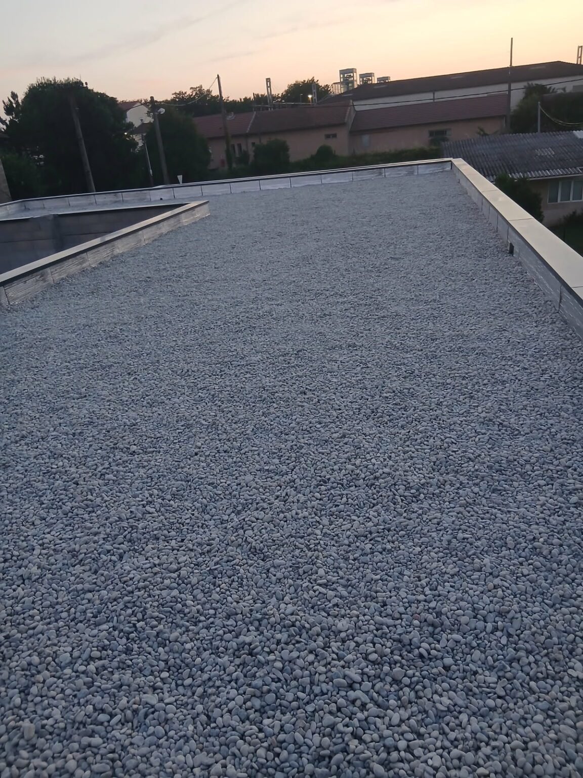 Toiture-terrasse rénovée avec protection en gravier roulé