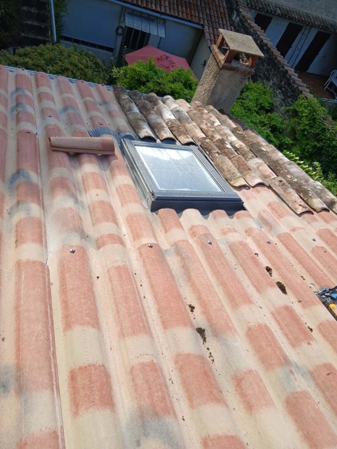 Fenêtre de toit intégrée à une couverture en tuiles